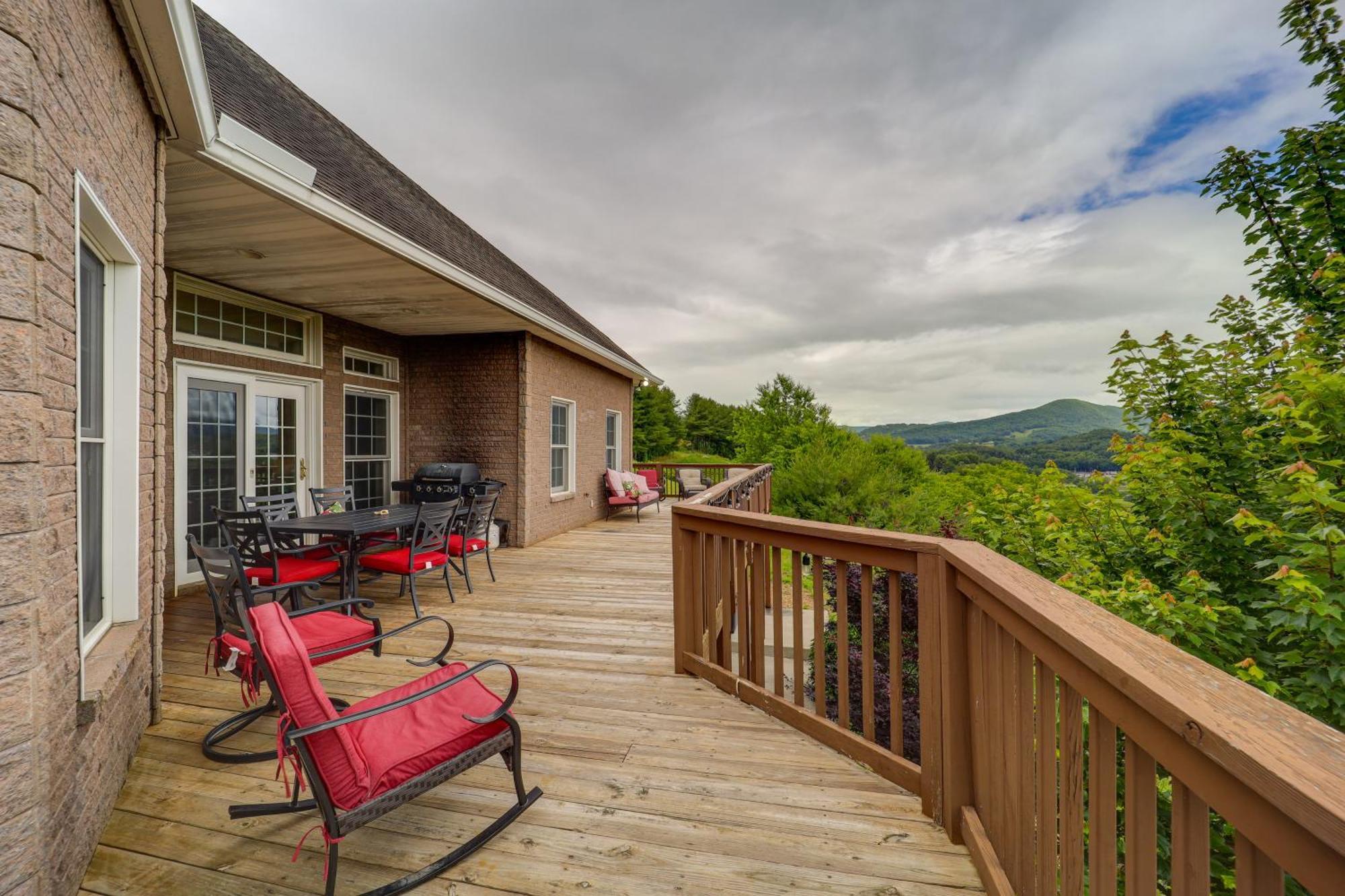 Classy Home With Hot Tub And Mt Jefferson Views! West Jefferson Ngoại thất bức ảnh